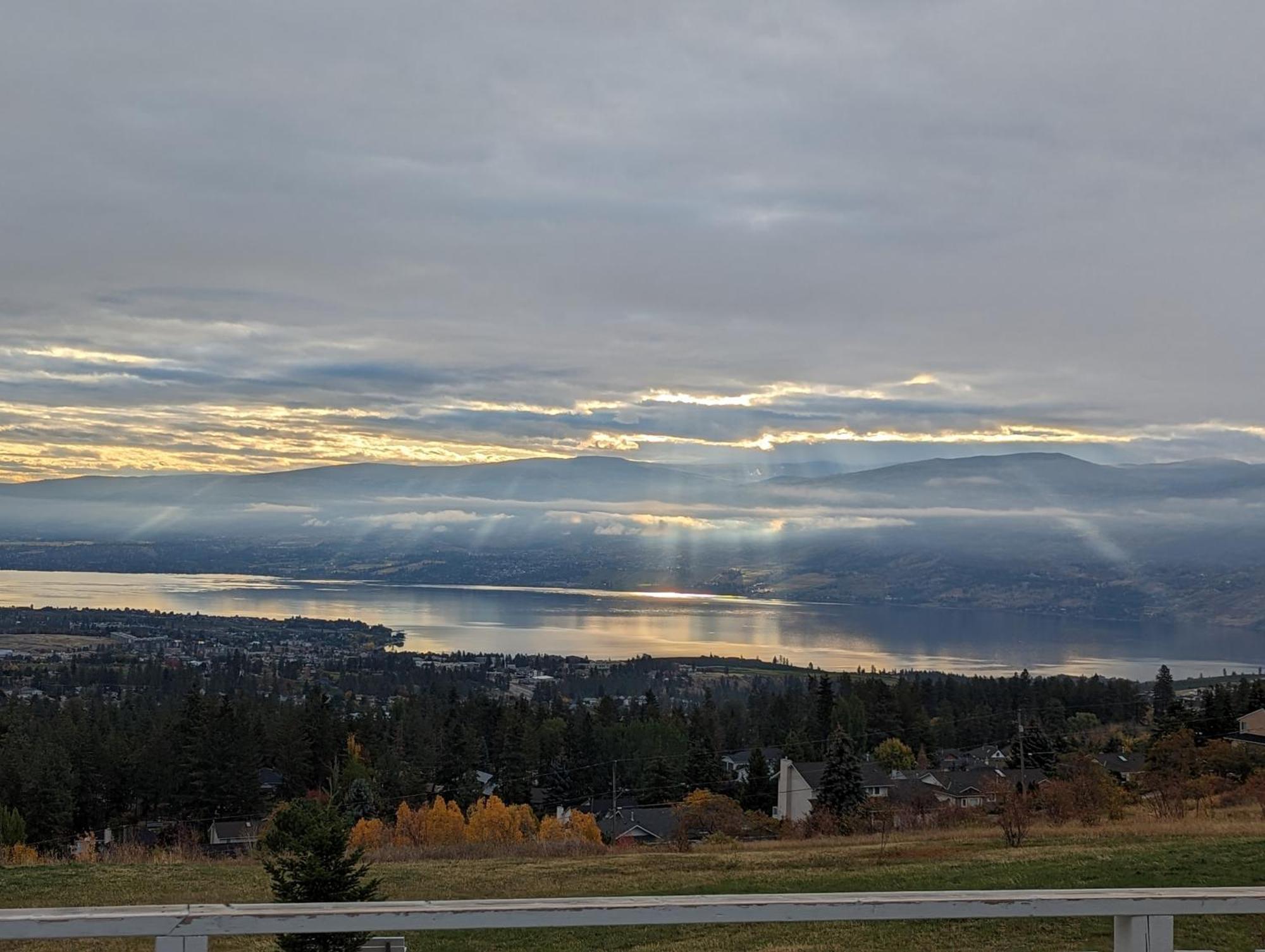 Autumn Lane B&B, Farmhouse Elegance & Stunning Lakeviews West Kelowna Luaran gambar