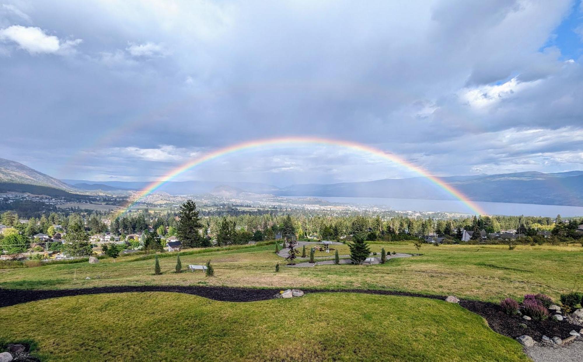 Autumn Lane B&B, Farmhouse Elegance & Stunning Lakeviews West Kelowna Luaran gambar