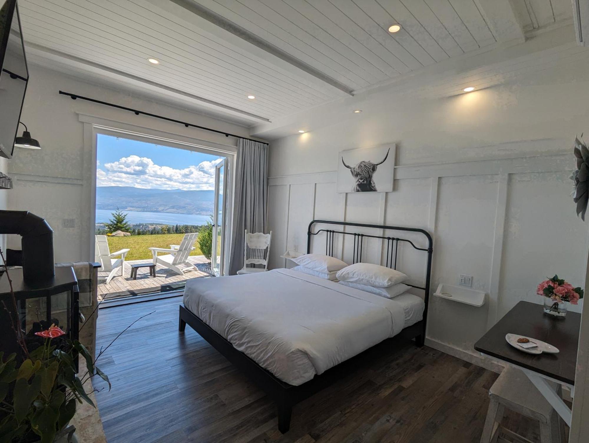 Autumn Lane B&B, Farmhouse Elegance & Stunning Lakeviews West Kelowna Luaran gambar