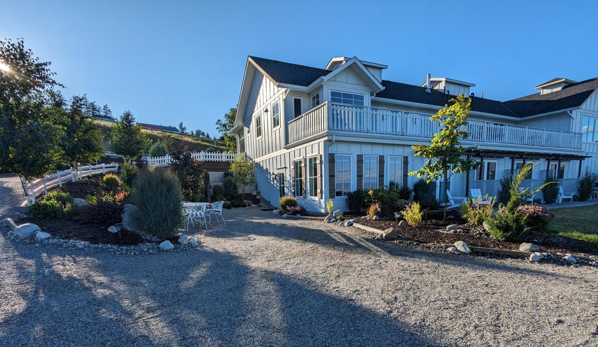 Autumn Lane B&B, Farmhouse Elegance & Stunning Lakeviews West Kelowna Luaran gambar