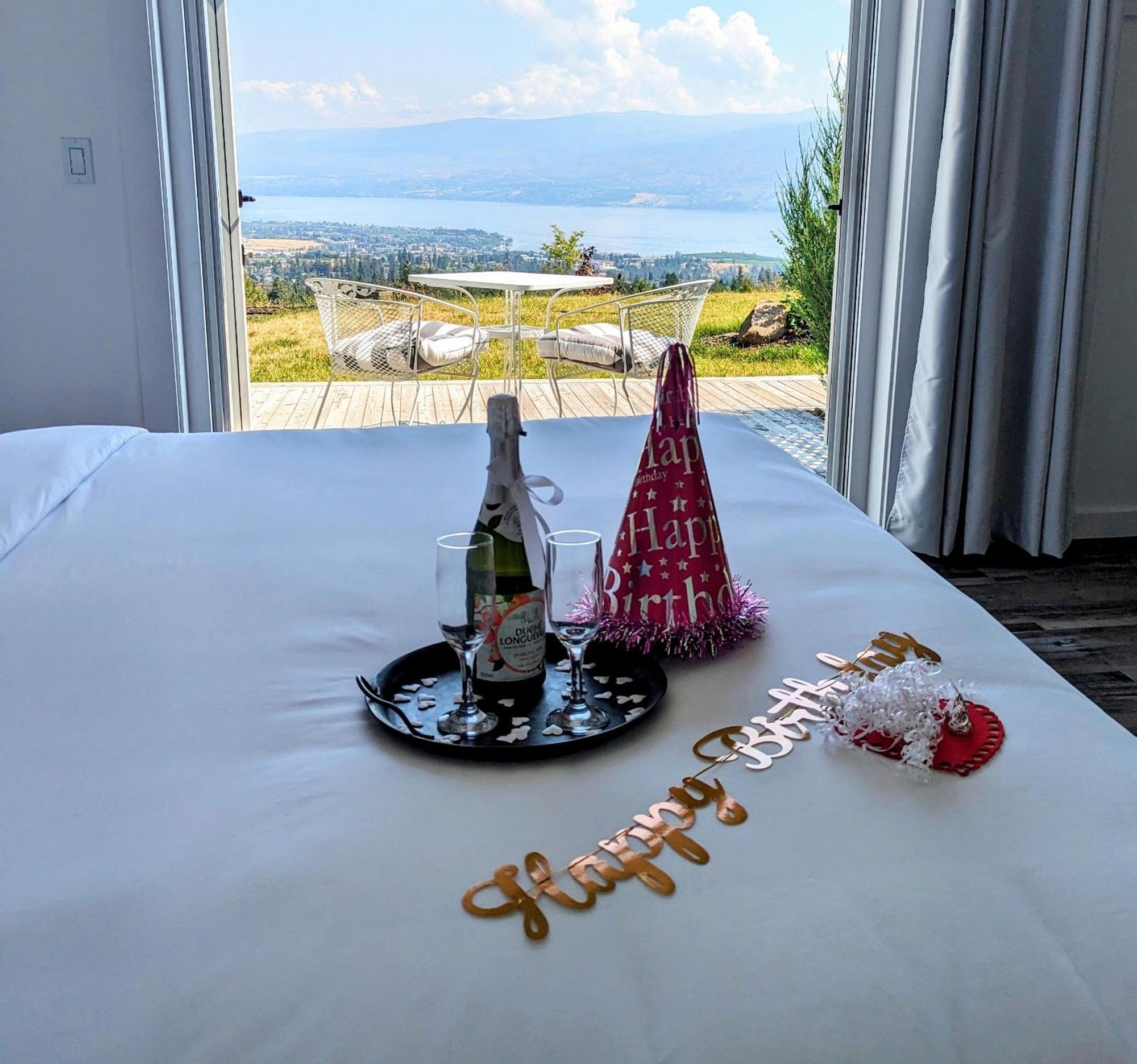 Autumn Lane B&B, Farmhouse Elegance & Stunning Lakeviews West Kelowna Luaran gambar