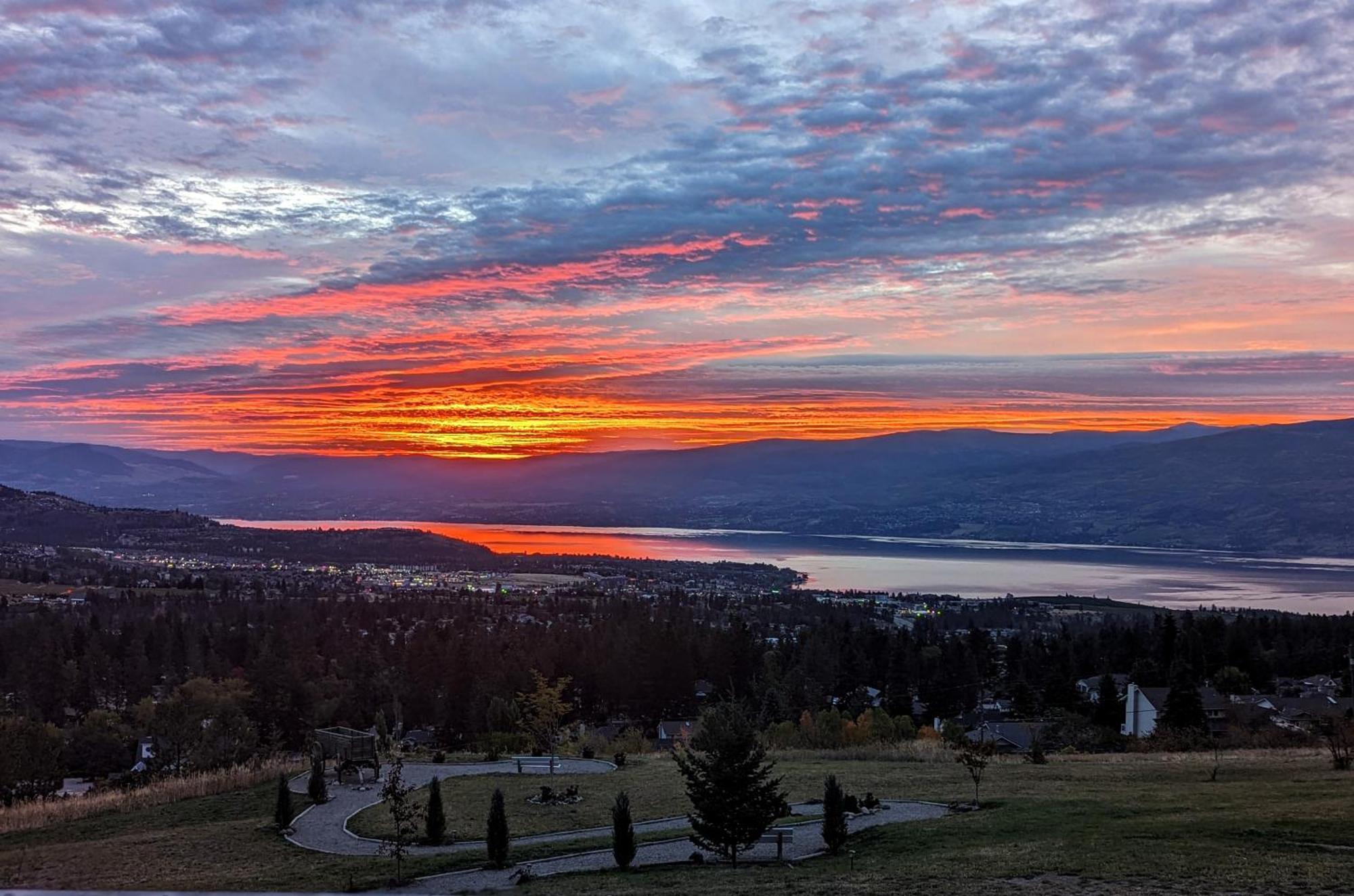 Autumn Lane B&B, Farmhouse Elegance & Stunning Lakeviews West Kelowna Luaran gambar